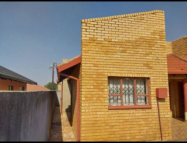 4 BEDROOM HOUSE FOR SALE IN PROTEA GARDEN